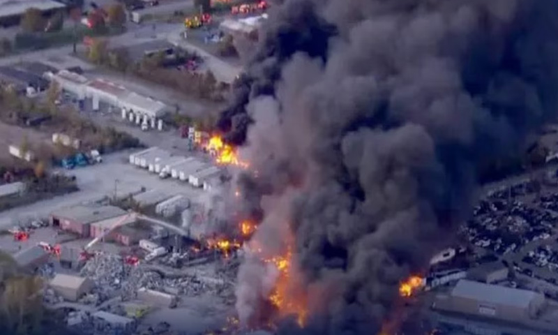 امریکی ریاست کینٹکی میں کارگو طیارہ گر کر تباہ ، 4 افراد ہلاک ، کئی عمارتوں میں آگ لگ گئی america