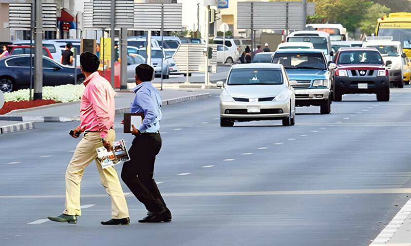 لاہور میں پابندیوں کی نئی لہر، پیدل سڑک عبور کرنے پر مقدمہ درج Road Crossing