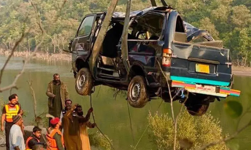آزاد پتن میں وین دریائے میں جا گری، 5 افراد جاں بحق، متعدد لاپتہ Van Accident