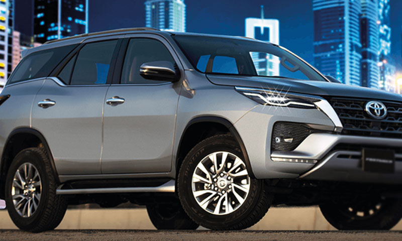 ٹویوٹا نے فورچیونر کی قیمت میں لاکھوں روپے کی کمی کر دی ٹویوٹا نے فورچیونر کی قیمت میں لاکھوں روپے کی کمی کر دی