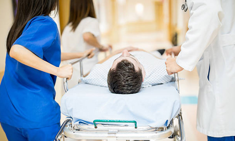 آئرن بڑھانے کیلئے نوجوان نے اپنا ہی خون پی لیا، تشویشناک حالت میں اسپتال منتقل