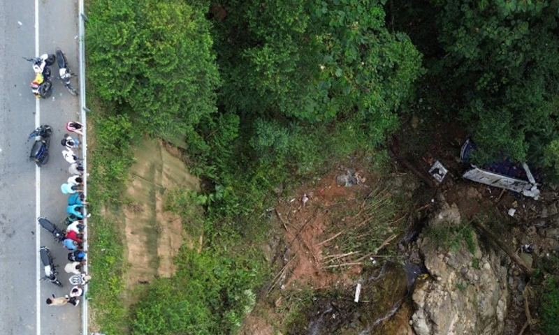 اسکول بس کھائی میں جا گری،قیمتی جانی نقصان accident