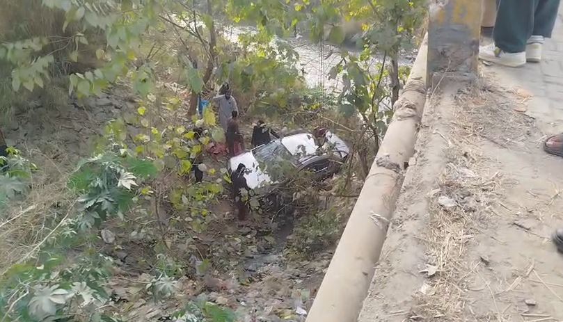 اسلام آباد: تیز رفتار گاڑی نالے میں جا گری، مسافر محفوظ