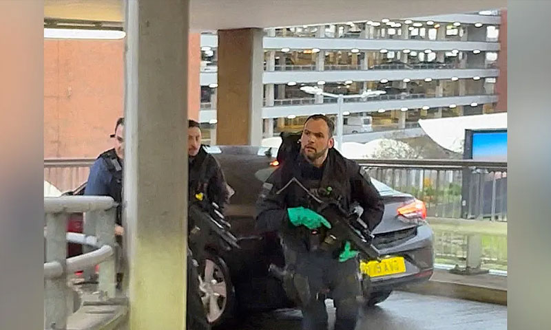 ہیتھرو ایئرپورٹ پر مرچ سپرے حملہ، 3 سالہ بچے سمیت 21 افرادمتاثر