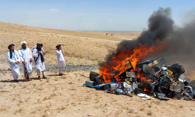 افغان طالبان نے بازاروں سے موسیقی کے آلات ضبط کرکے نذر آتش کر دیئے afghanistan