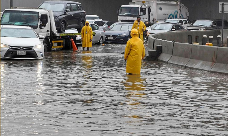 سعودی عرب میں طوفانی بارش سے تباہی ، متعدد عمارتوں کی چھتیں گر گئیں ، اسکول بند saudi arab