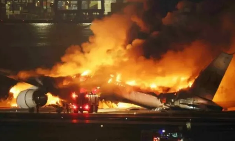 برازیل میں لینڈنگ کے دوران طیارے میں خوفناک آگ لگ گئی brazil