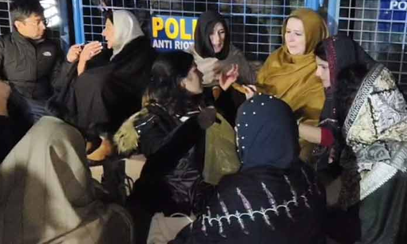 عمران خان کی بہنوں اور کارکنوں کا جیل کے قریب دھرنا رات گئے ختم imran khan