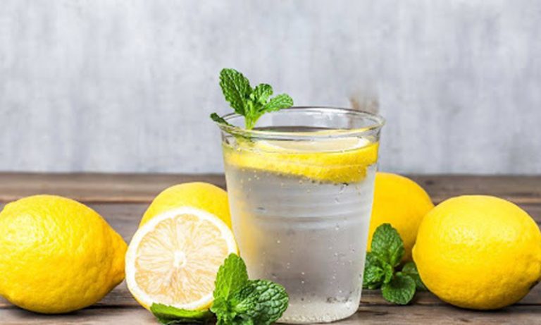 لیموں پانی پینے سے جسمانی صحت اور جلد پر کیا اثر پڑتا ہے؟