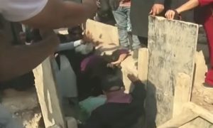 عمران خان کی ہمشیرہ زیرتعمیر نالے میں گر کر زخمی، ویڈیو وائرل