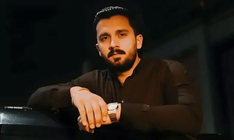 رجب بٹ کے خاندان پر کم عمر بچے سے کام لینے کا الزام، سوشل میڈیا پر تنقید