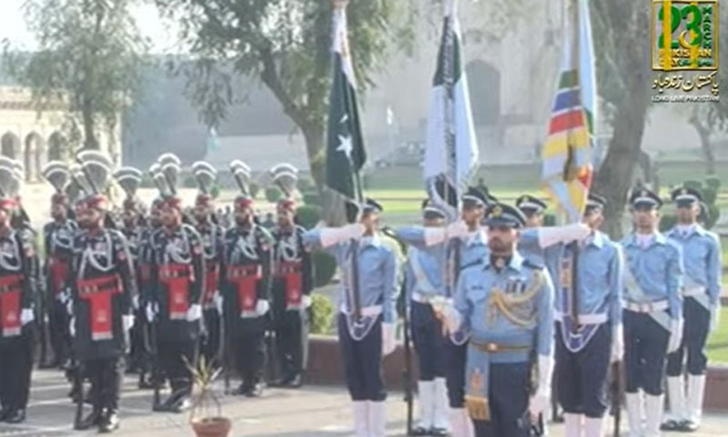 یومِ پاکستان ملی جوش و جذبے سے منایا جا رہا ہے، مزاراقبال پرگارڈز تبدیلی کی پر وقار تقریب