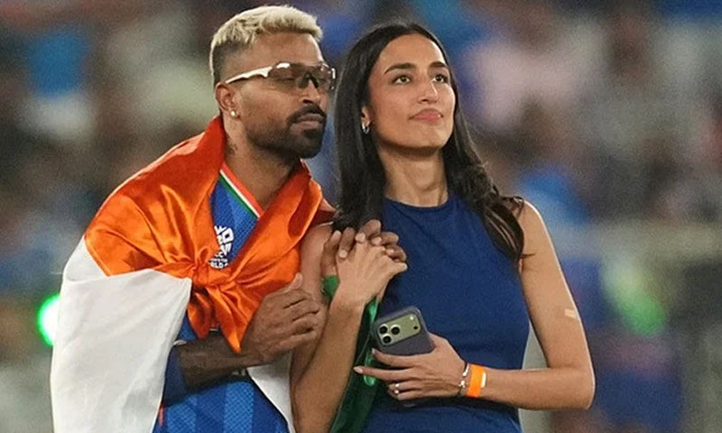 گرل فرینڈ کے ساتھ جیت کا جشن، ہاردک پانڈیا مشکل میں پھنس گئے