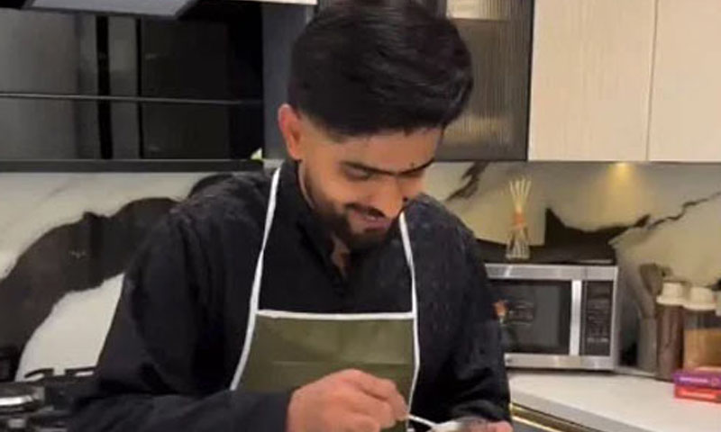 عیدالفطر کے موقع پر بابر اعظم کُک بن گئے