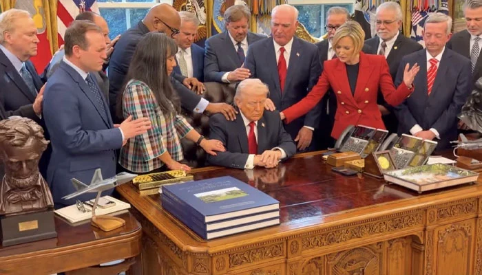 ایران جنگ کے تناظر میں وائٹ ہاؤس کے اوول آفس میں صدر ٹرمپ کے لیے خصوصی دعا