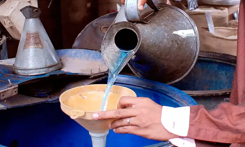 پٹرول اور ڈیزل کے بعد مٹی کا تیل 130 روپے ، 8 پیسے مہنگا کر دیا گیا