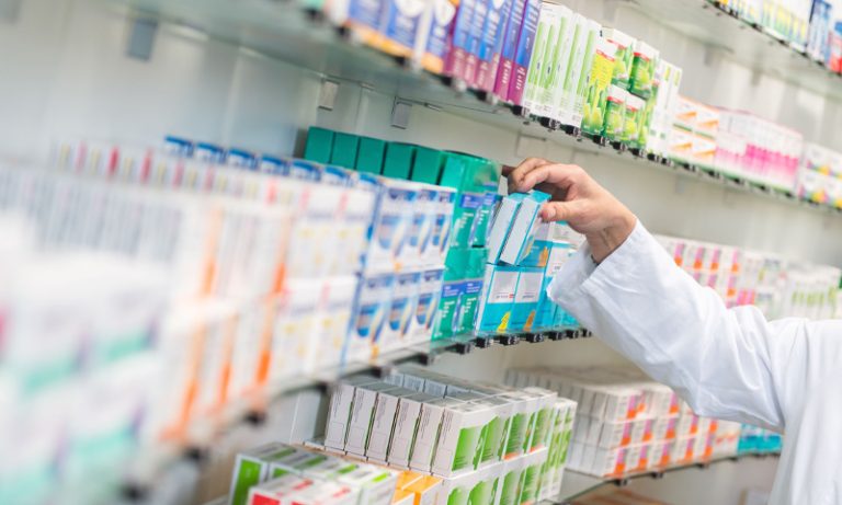 غیر قانونی فارماسٹس اور دوائیوں کی غلط فراہمی: عوام کی صحت کے لیے خطرہ