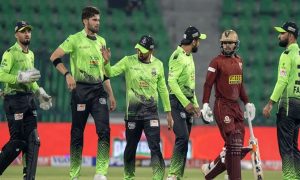 پی ایس ایل: لاہور قلندرز کے کھلاڑیوں نے سیکیورٹی پروٹوکول کی دھجیاں اڑا دیں