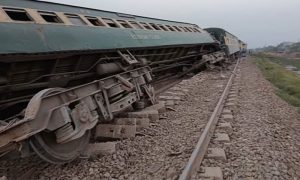 ایک ہی دن میں دو حادثات؛ کراچی سے راولپنڈی جانے والی ٹرین پٹری سے اتر گئی