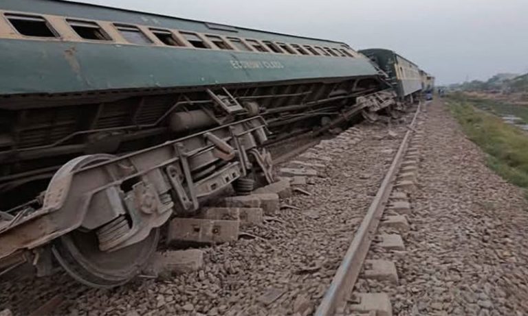 ایک ہی دن میں دو حادثات؛ کراچی سے راولپنڈی جانے والی ٹرین پٹری سے اتر گئی