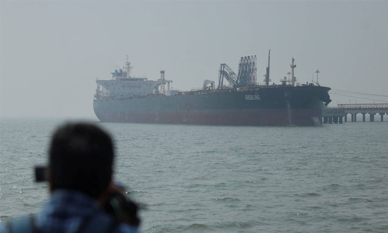 ایک اور ملک کا تیل بردار جہاز بغیر ادائیگی آبنائے ہرمز سے گزر گیا