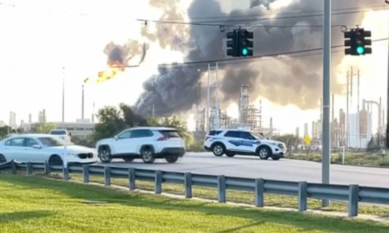 امریکی ریاست ٹیکساس کی آئل ریفائنری میں دھماکا؛ آگ بھڑک اٹھی، علاقے میں الرٹ