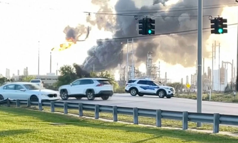 امریکی ریاست ٹیکساس کی آئل ریفائنری میں دھماکا؛ آگ بھڑک اٹھی، علاقے میں الرٹ