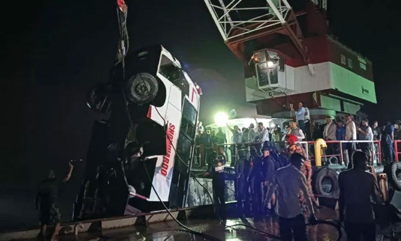 بنگلہ دیش میں بس دریا میں گر گئی، 24 افراد ہلاک