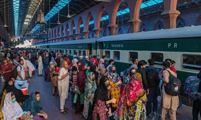 پہلی عیداسپیشل ٹرین چل پڑی