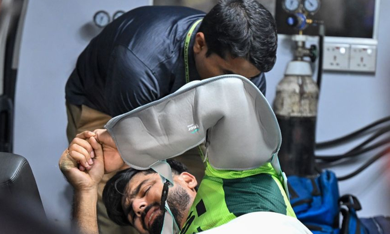 حسین طلعت کندھے کی انجری کا شکار