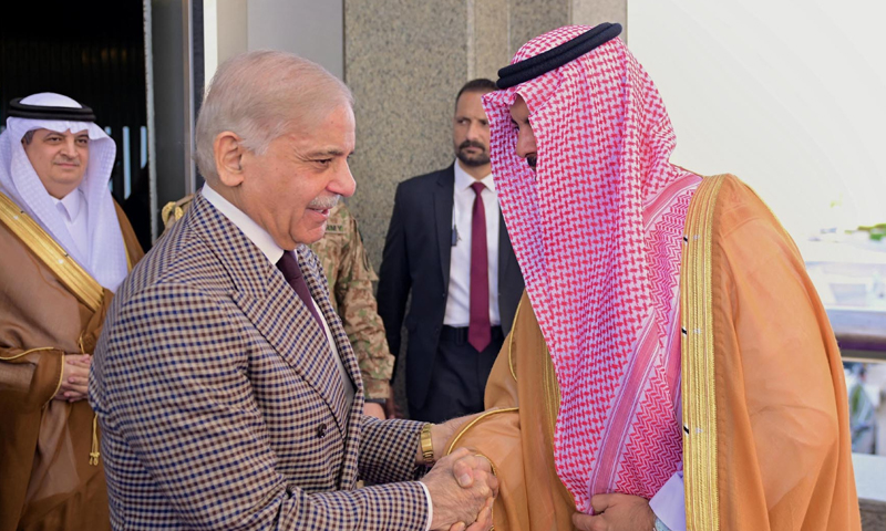 وزیراعظم  شہباز شریف  سرکاری دورے پر سعودی عرب پہنچ گئے