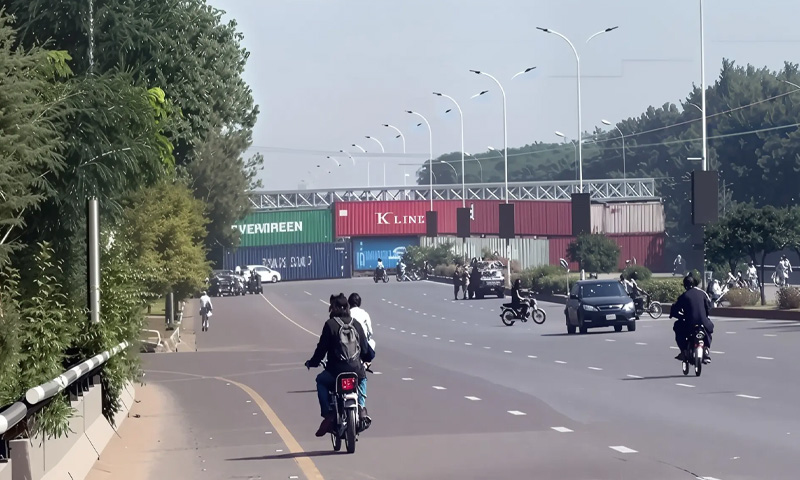 اسلام آباد میں اہم سڑکیں بند ، شہریوں کو غیر ضروری سفر سے گریز کرنے کی ہدایت