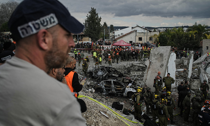 ایران اور حزب اللہ کا بڑا حملہ ، تل ابیب میں کئی عمارتیں تباہ ، 12 اسرائیلی زخمی