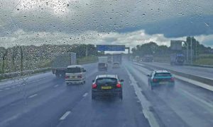 شدید بارش، پشاور تا اسلام آباد موٹروے پر مسافر گاڑیوں کا داخلہ بند