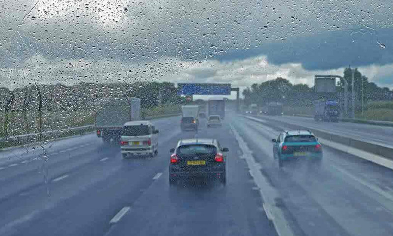 شدید بارش، پشاور تا اسلام آباد موٹروے پر مسافر گاڑیوں کا داخلہ بند