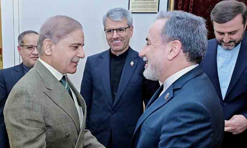 وزیراعظم شہبازشریف سے عباس عراقچی کی اہم ملاقات، خطے کی صورتحال پرمشاورت