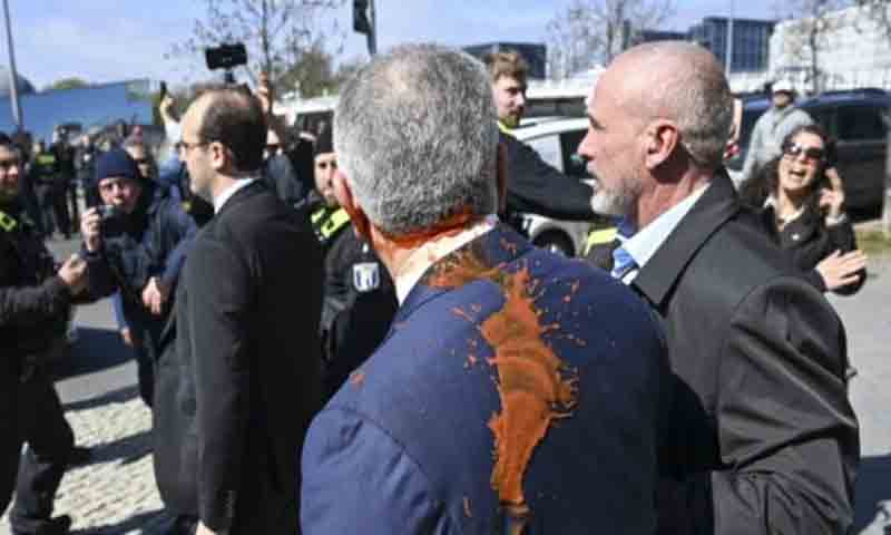 برلن میں رضا پہلوی کے خلاف احتجاج، سرخ رنگ پھینک دیا گیا