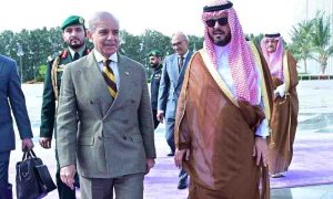 وزیرِ اعظم شہباز شریف جدہ پہنچ گئے، سعودی ولی عہد سے اہم ملاقات طے