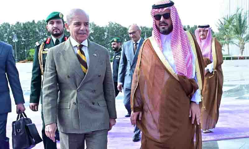 وزیرِ اعظم شہباز شریف جدہ پہنچ گئے، سعودی ولی عہد سے اہم ملاقات طے