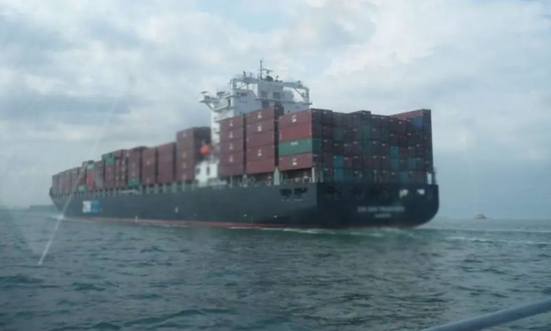 آبنائے ہرمز کے قریب جہاز پر فائرنگ کا واقعہ، عملہ محفوظ