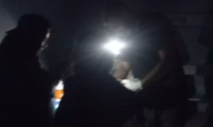 لاہور کے سروسز اسپتال میں بجلی بند، موبائل کی روشنی میں سرجری ، ویڈیو سامنے آ گئی