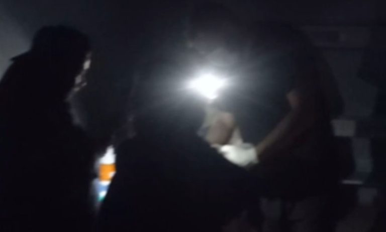 لاہور کے سروسز اسپتال میں بجلی بند، موبائل کی روشنی میں سرجری ، ویڈیو سامنے آ گئی