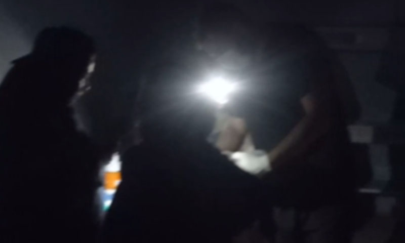 لاہور کے سروسز اسپتال میں بجلی بند، موبائل کی روشنی میں سرجری ، ویڈیو سامنے آ گئی