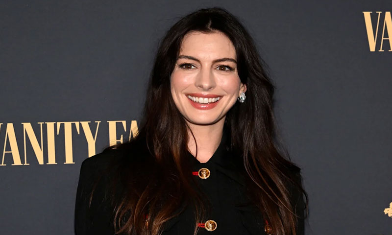 مداح نے این ہیتھوے کو قرآنِ پاک کا تحفہ دے دیا، ویڈیو وائرل