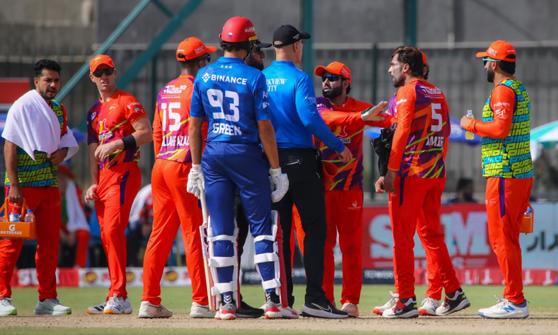 ایچ بی ایل پی ایس ایل، محمد عامر اور فہیم اشرف کے درمیان گرما گرمی