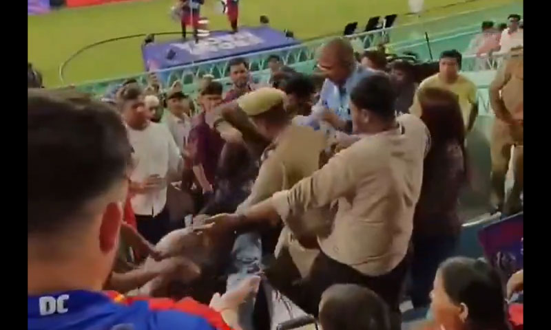 آئی پی ایل میچ کے دوران شائقین آپس میں لڑ پڑے، ویڈیو وائرل