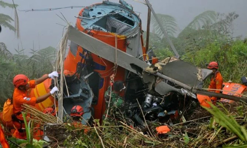 انڈونیشیا میں ہیلی کاپٹر گر کر تباہ ، 8 افراد ہلاک