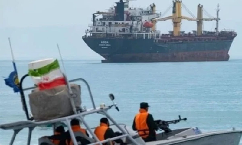ایران نے آبنائے ہرمز میں دو بحری جہازوں کو قبضے میں لے لیا ، ویڈیو جاری