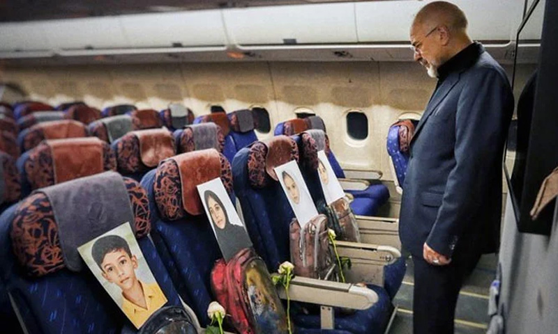 طیارے کی سیٹوں پر شہید بچوں کی تصاویر اور بستے ، ایرانی وفد کی اسلام آباد آمد پر دلدوز منظر