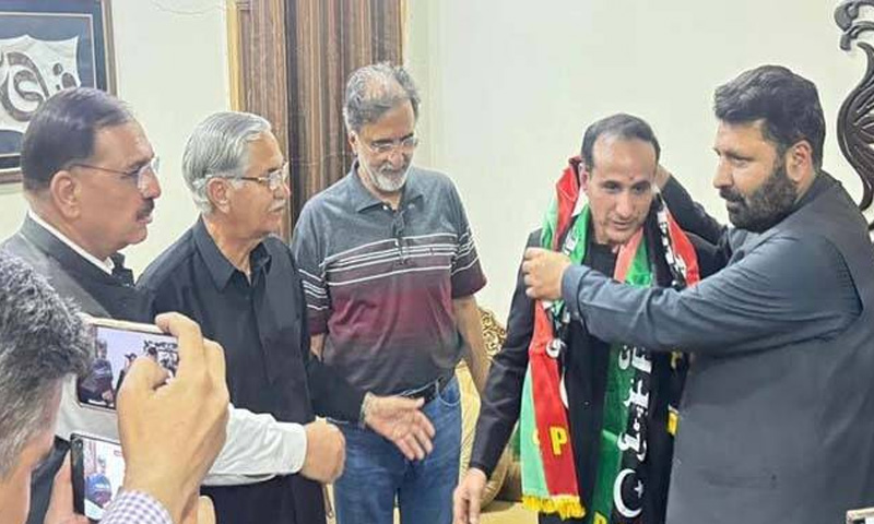 پیپلز پارٹی نے تحریک انصاف کی بڑی وکٹ گرا دی